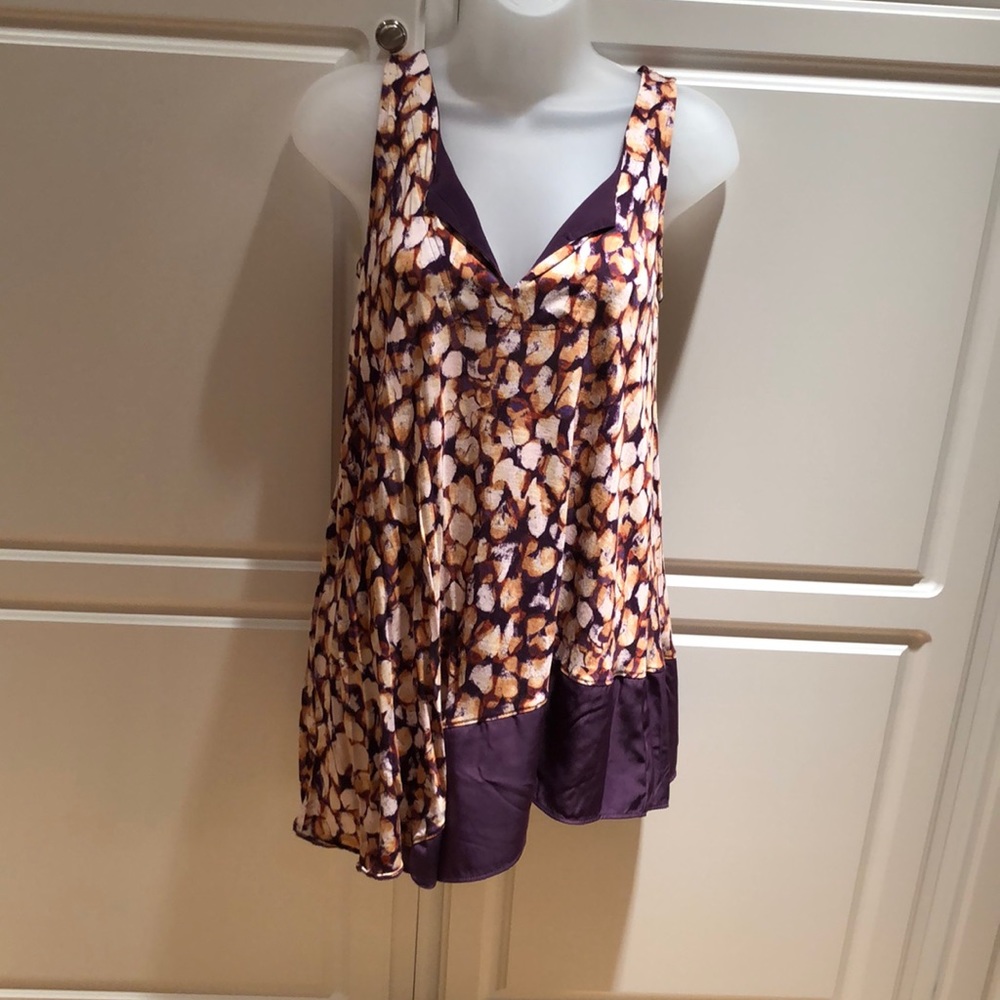 NWOT Simply Vera asymmetrical tank tunic. Size XS